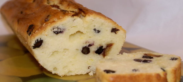 Творожно-лимонный кекс с изюмом и финиками