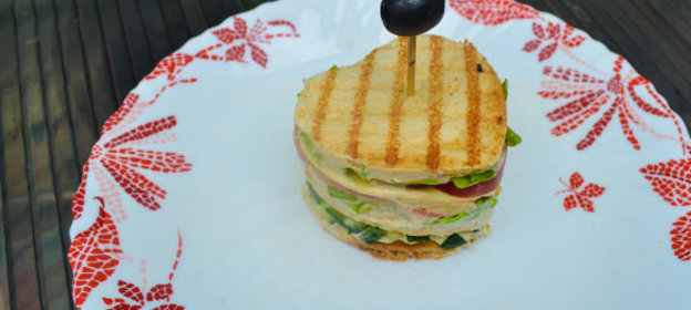 Закуска из тостового хлеба, с креветками и свежими овощами