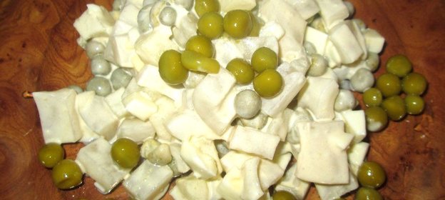 Салат с кальмарами и зеленым горошком