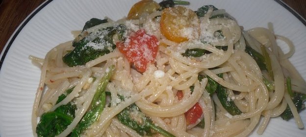 Спагетти со шпинатом и помидорами