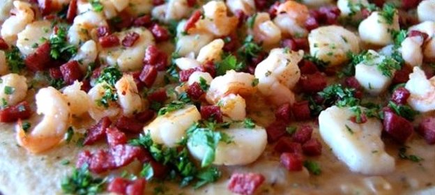 Пицца с креветками и колбасой