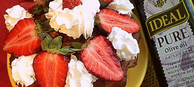 Праздничный кекс к 9 Мая с изюмом, орехами, взбитыми сливками и клубникой!