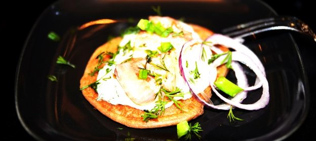 Гречневые оладьи с соленым лососем и йогуртовой заправкой