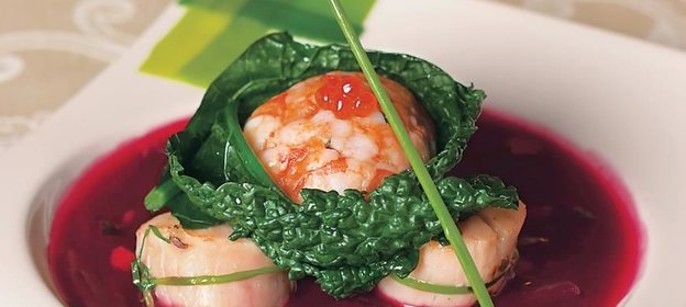 Борщ с морскими гребешками и креветочным мешочком Сюрприз, обернутым в черную капусту