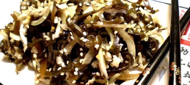 Салат из морской капусты и красной редьки