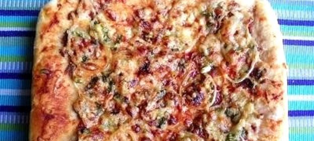 Пицца с фаршем и луком