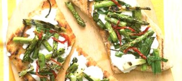 Пицца на гриле со спаржей и помидорами