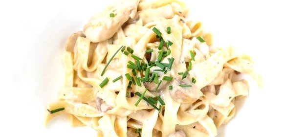 Паста с курицей и грибами