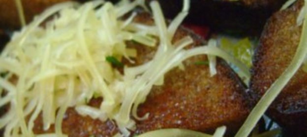 Гренки из чёрного хлеба с сыром и чесноком