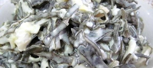 Салат из морской капусты с яйцом и овощами