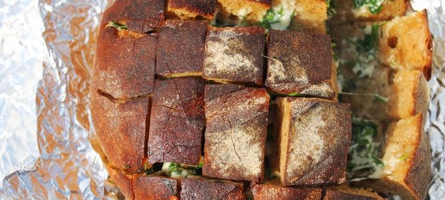 Пикничный хлеб с сыром, зеленью и чесноком