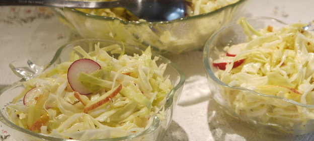 Салат из капусты с яблоком, редиской и конфитюрной заправкой