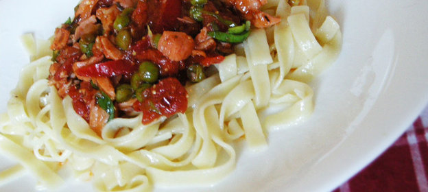 Спагетти с семгой в остром томатном соусе