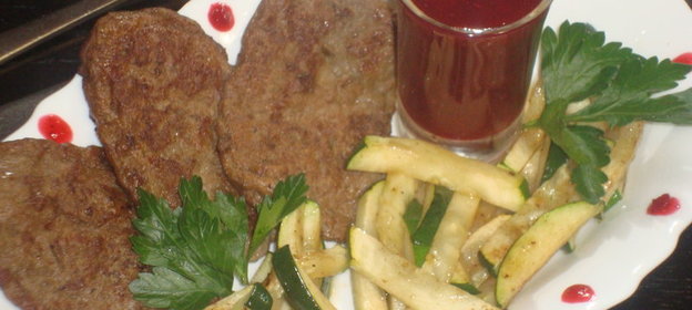 Печеночные оладьи с брусничным соусом