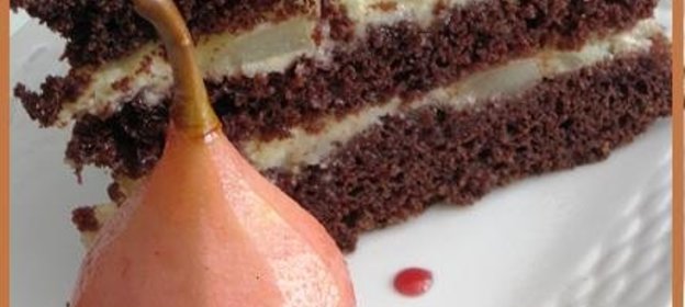 Шоколадный торт с «опьяненной» грушей