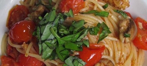 Спагетти с томатами и оливками в маслинном соусе