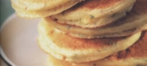 Кукурузные оладьи с йогуртовым соусом