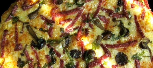 Пицца с колбасой и грибами
