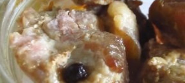 Окунь морской, тушенный с огуречным рассолом и овощами
