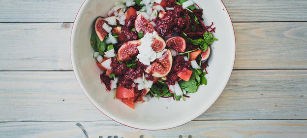 Легкий салат с рукколой, инжиром и малиновой заправкой