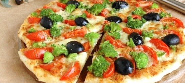 Пицца с брокколи, моцареллой и пармезаном