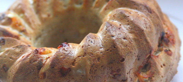 Кекс Юлиана с говядиной, рокфором и чесночным соусом