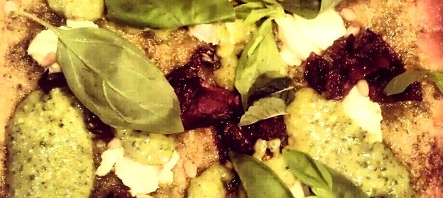 Пицца с соусом сальса верде, вялеными томатами и рикоттой