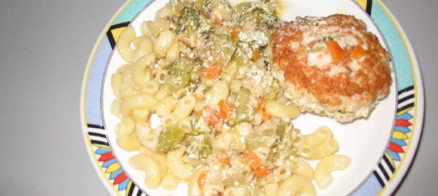 Котлетка с овощами и макаронами для ребенка