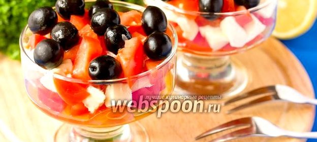 Салат с моцареллой, помидорами и маслинами