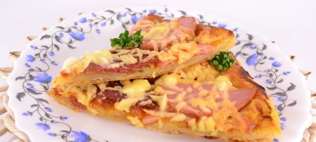 Домашняя пицца из слоеного теста с колбасой