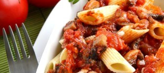 Паста с соусом из помидоров, анчоусов, каперсов и маслин