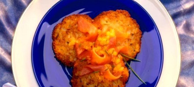 Оладьи с лососем и шнитт-луком