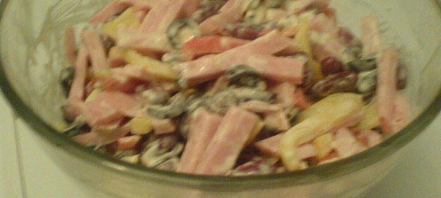 Салат с фасолью, ветчиной и оливками