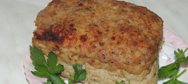 Сендвич к завтраку с домашним мясным хлебом с оливками