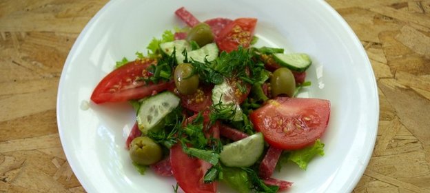 Салат испанский с копченой колбасой