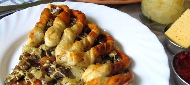 Пицца с грибами и ананасами