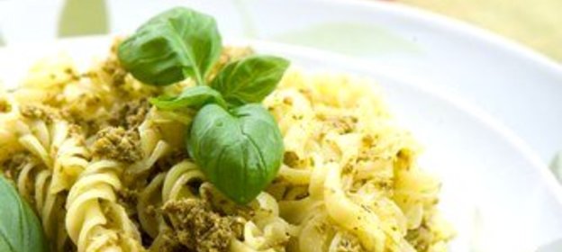 Летний салат с пастой, песто и помидорами