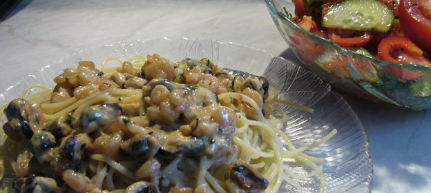 Спагетти с креветками и мнидиями в сливочном соусе