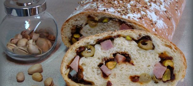 Хлеб с ветчиной и помидорами