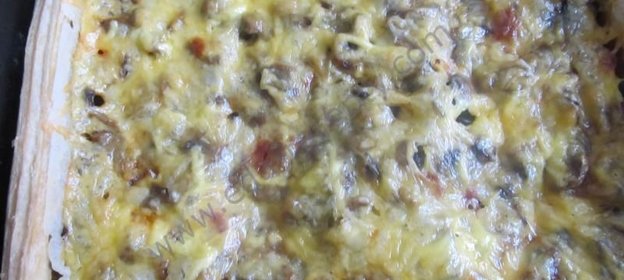 Пицца с шампиньонами колбасой и сыром