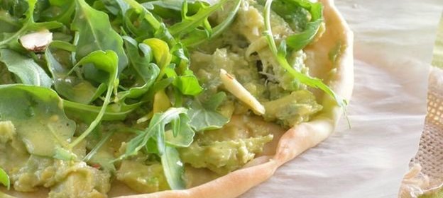 Пицца с авокадо и рукколой