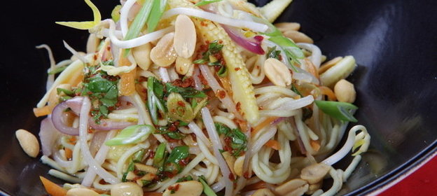 Вегетарианский салат с лапшой