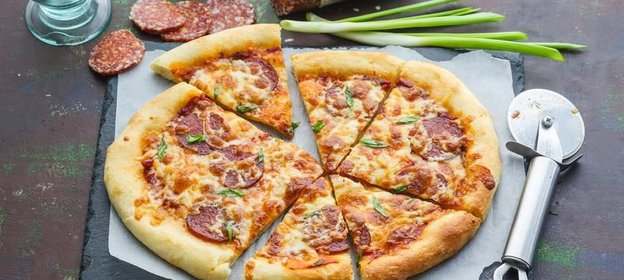 Пицца с колбасой