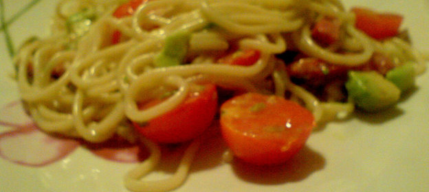 Лимонная паста с ветчиной и авокадо