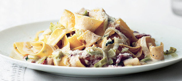 Сливочная паста с зеленым луком и беконом