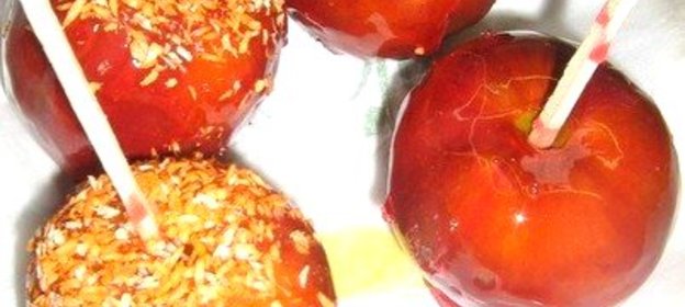 Яблоки на палочках в карамели