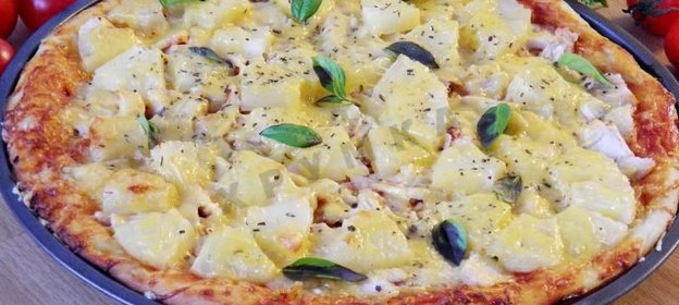 Пицца с курицей и ананасами
