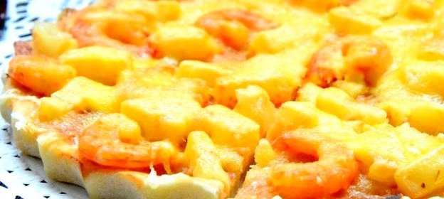 Пицца с ананасами и креветками