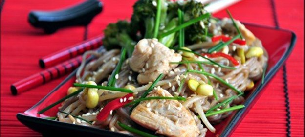 Цыплёнок с гречневыми спагетти