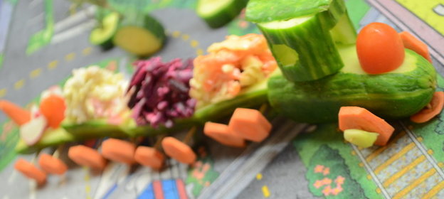 Огуречный «паровозик» с салатными вагончиками